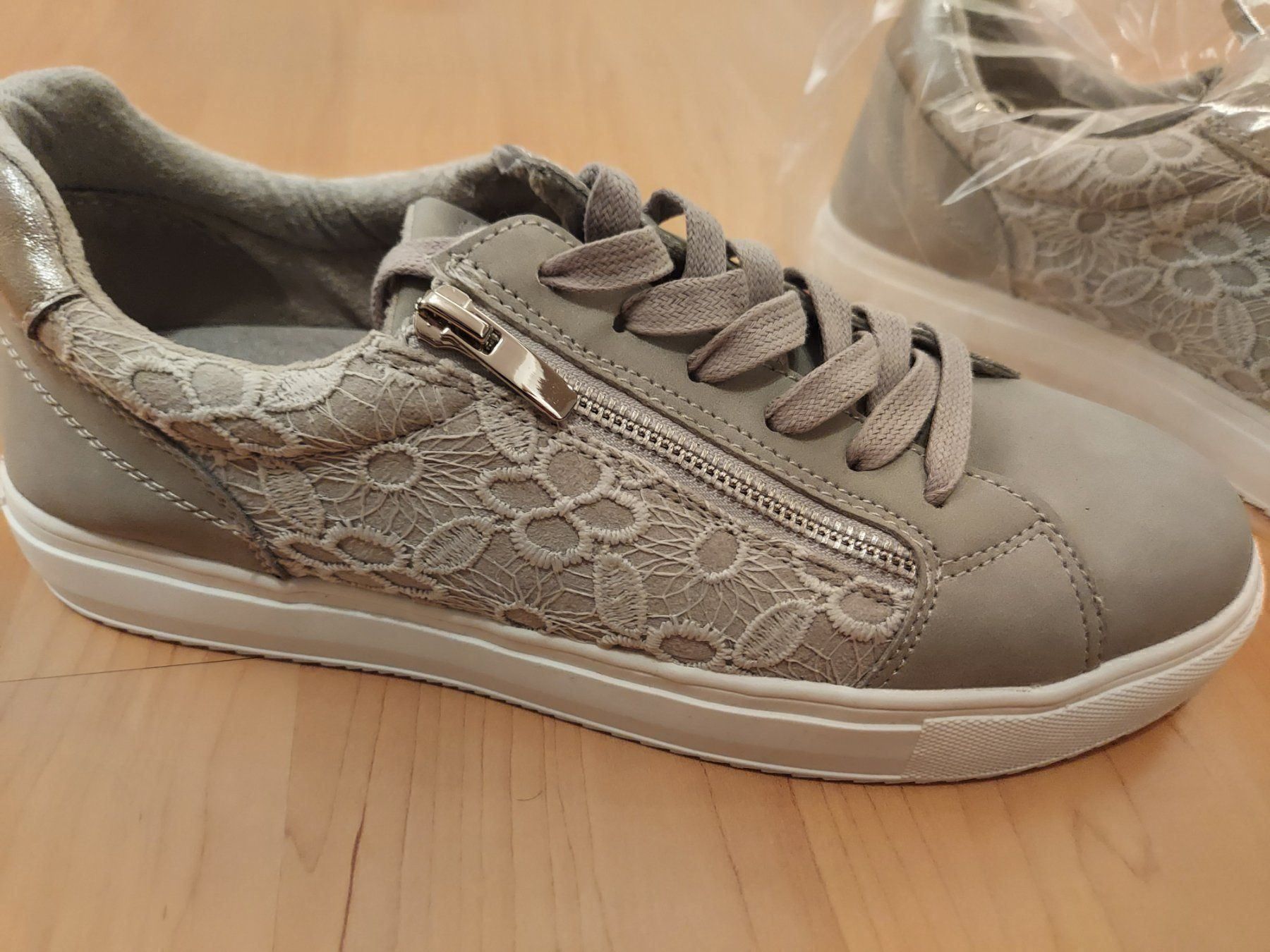 Scarpe da donna: Turnschuhe Bata Grösse 41 NEU – Nuovo (secondo la descrizione) da Altishofen venduto da tammy05 1