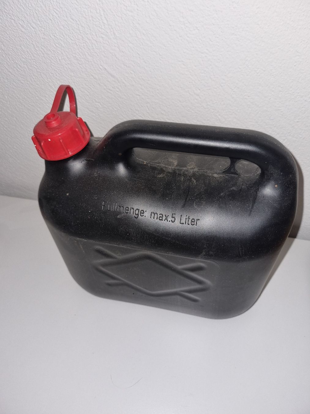 Taniche per benzina: Kanister 5 Liter Kunststoff schwarz – Usato da Chur venduto da Beimirhates
