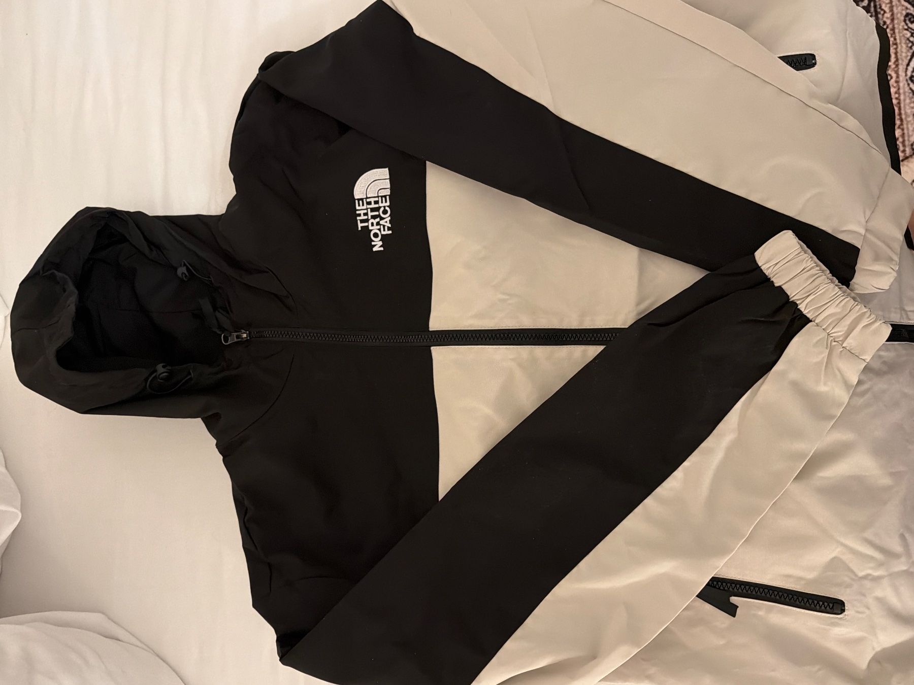 North Face Jacken: THE NORTH FACE, C'est un pull zippé – Gebraucht aus Montreux von Khairbabak 3