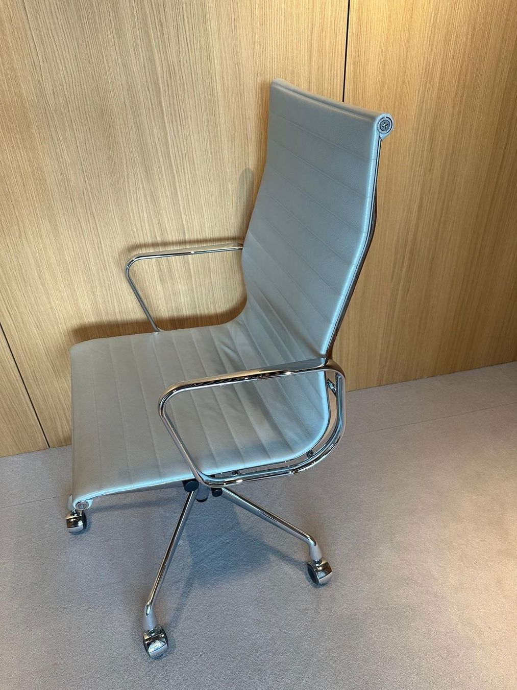 Vitra Stühle: Original Vitra Eames Aluminium Chair EA119 | Leder Hellgrau – Gebraucht aus Zürich von rec_w9tp