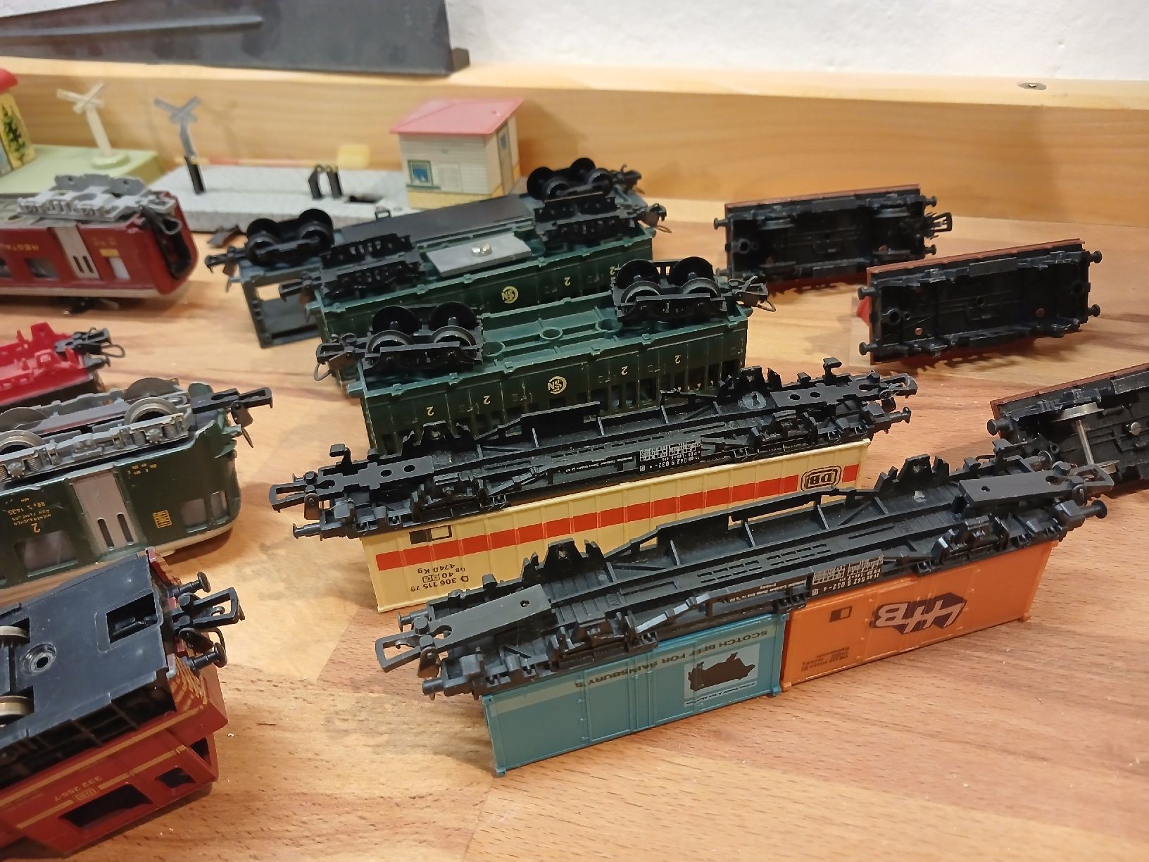 Lima Modelleisenbahnen: LIMA Rollmaterial und Geleise – Defekt aus Gwatt (Thun) von Sebirt 2