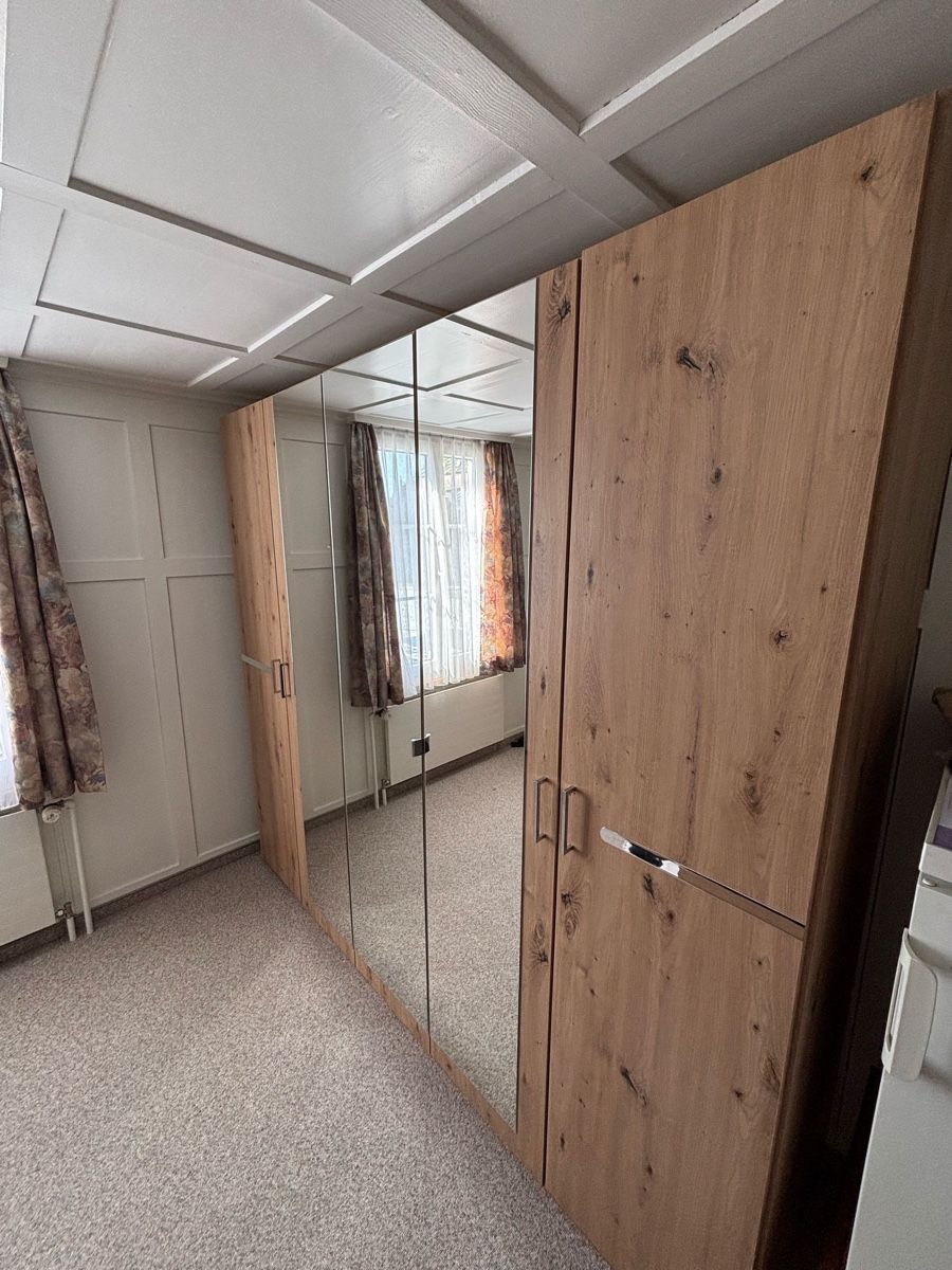 Schränke: Kleiderschrank mit Spiegel – Neu (gemäss Beschreibung) aus Balgach von Miisarah