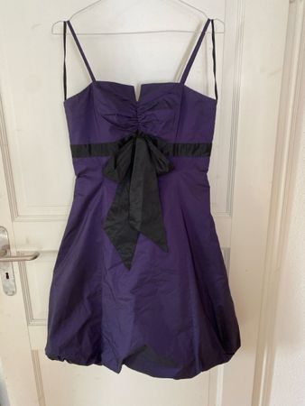 Elegantes, violettes Kleid mit Schleife, Grösse 36/S
