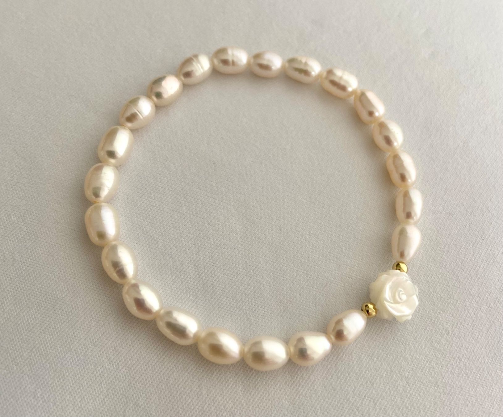 Armbänder & -reifen: Armband Süsswasser Perlen mit Perlmutt Blume auf Mass – Neu und originalverpackt aus Zuzwil SG von Lemliskat 3