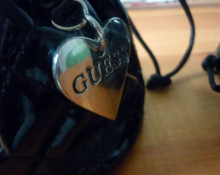 Guess Montres: 2 GUESS- Schmuck-/ Uhrenbeutel – D'occasion à Adliswil par di_hans 3