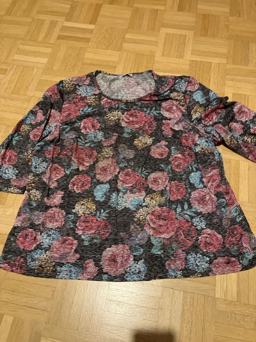 T-Shirts: Rosen Shirt  – Gebraucht aus Baden von sylivianne