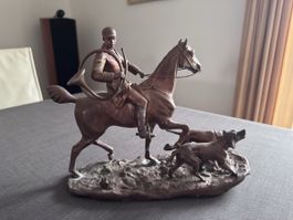 Statue Jäger auf Pferd mit Jagdhunden
