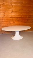 Ovaler Space Age Tisch mit Tulpenfuss in weiss, Tulip Stil