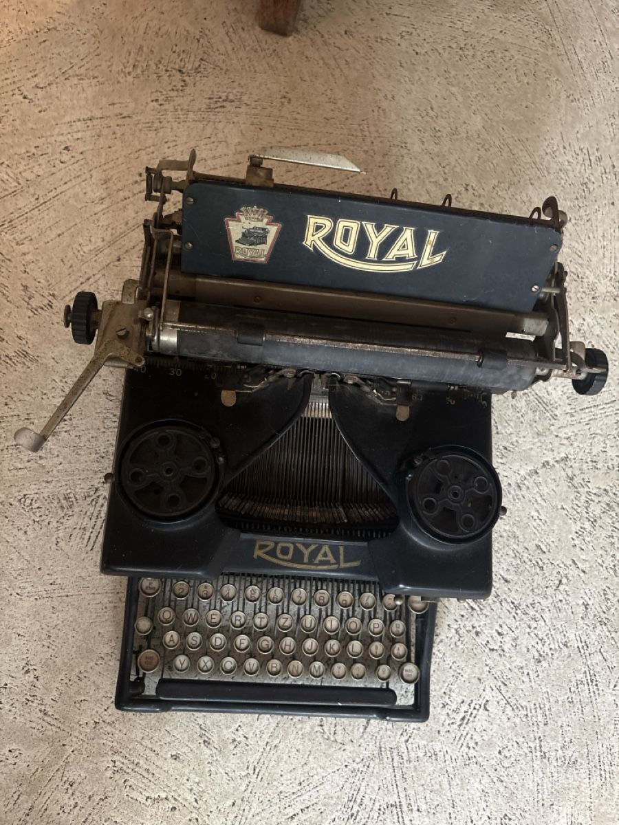 Macchine da scrivere: Machine à écrire Royal ancienne, objet de collection  – Usato da Vernier venduto da Judge63