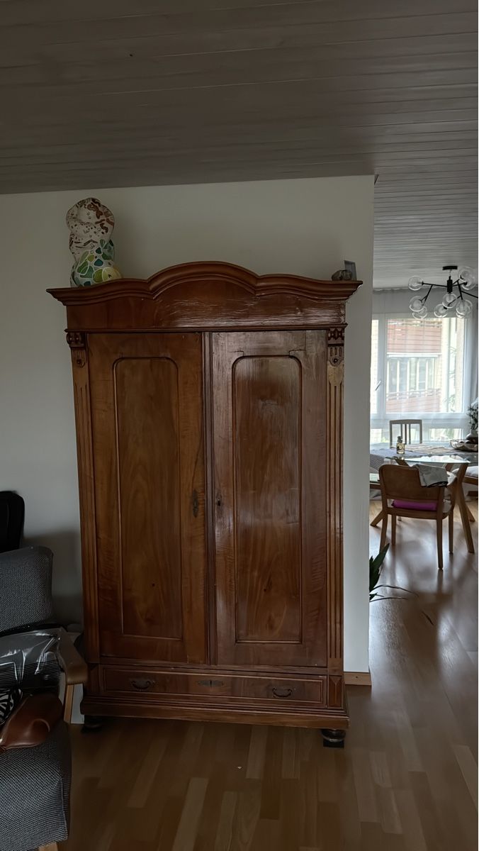 Armadi: Antiker Schrank mit eingebautem Regal – Usato da Cham venduto da ReUse_and_ReCycle