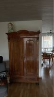 Antiker Schrank mit eingebautem Regal