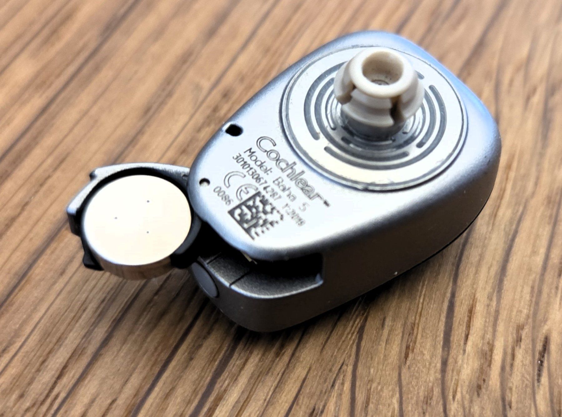 Attrezzature mediche: Hörgerät Cochlear Soundprozessor BAHA 5 – Usato da Flums venduto da Chrom94 5