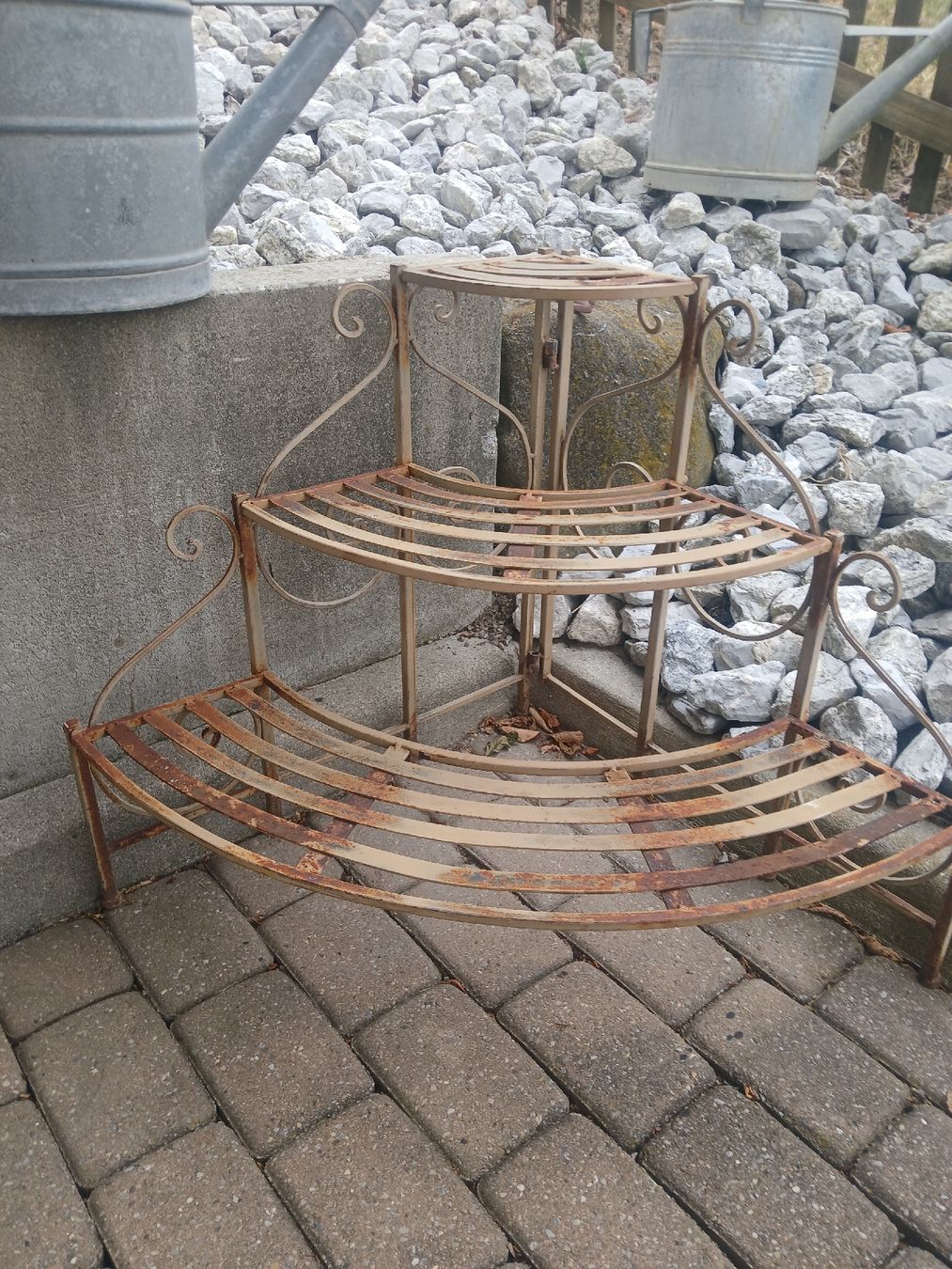 Altro per la casa: Étagère d'angle metallique 3 étages  – Usato da Corcelles-Payerne venduto da evalyne
