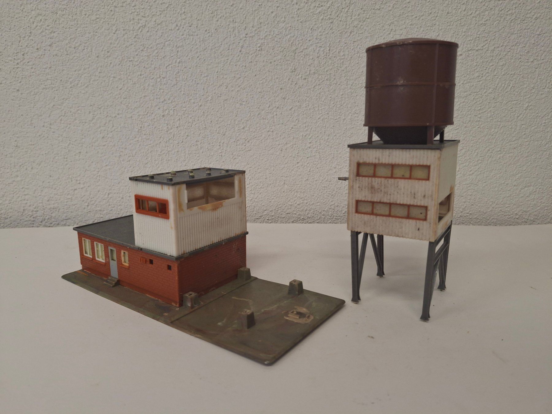 Modellini di ferrovie: Modellbau Industrieanlage mit Wasserturm – Usato da Reichenburg venduto da AK307 3
