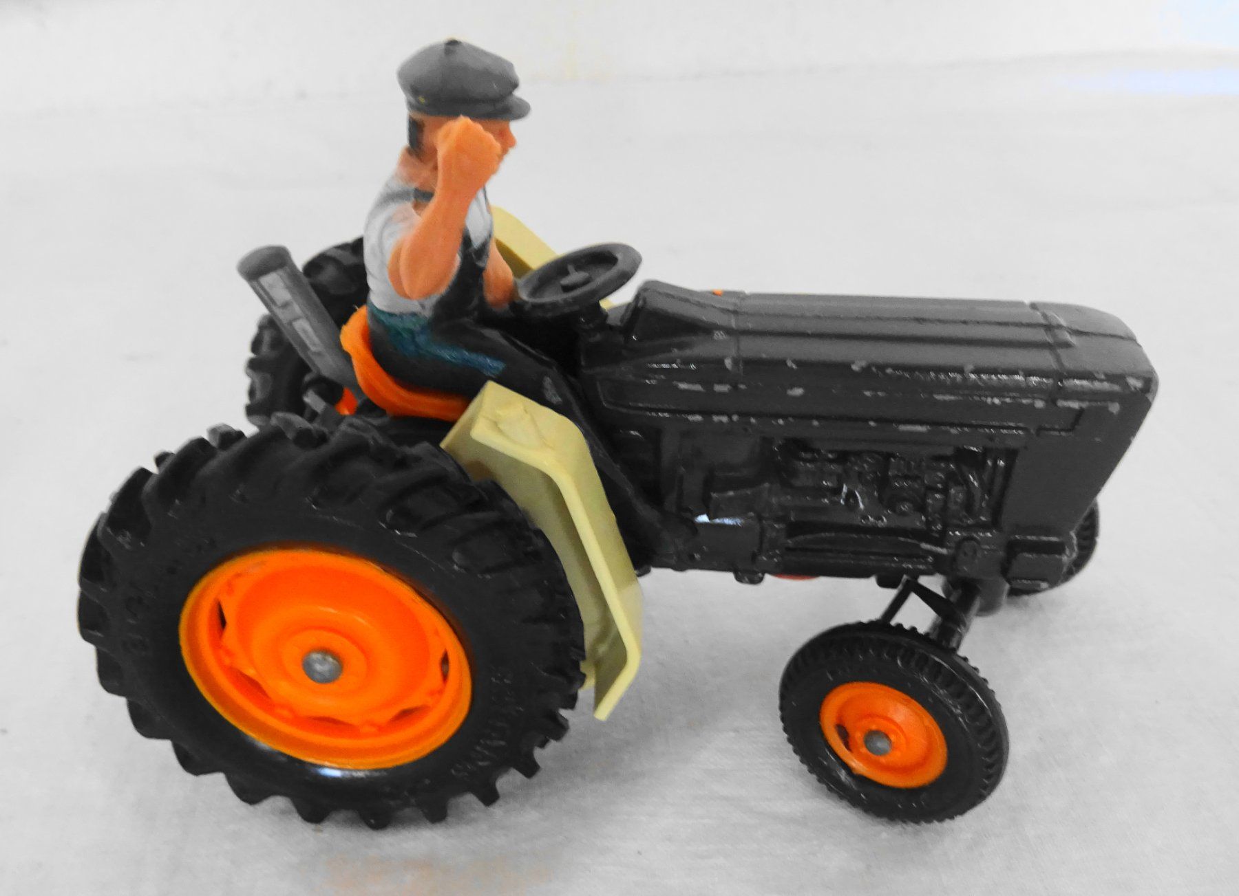 Britains Kit di modellismo & Modellini statici: Britains Ltd. Traktor mit Figur, Oldtimer Rarität – Usato da Zürich venduto da Connie8 1