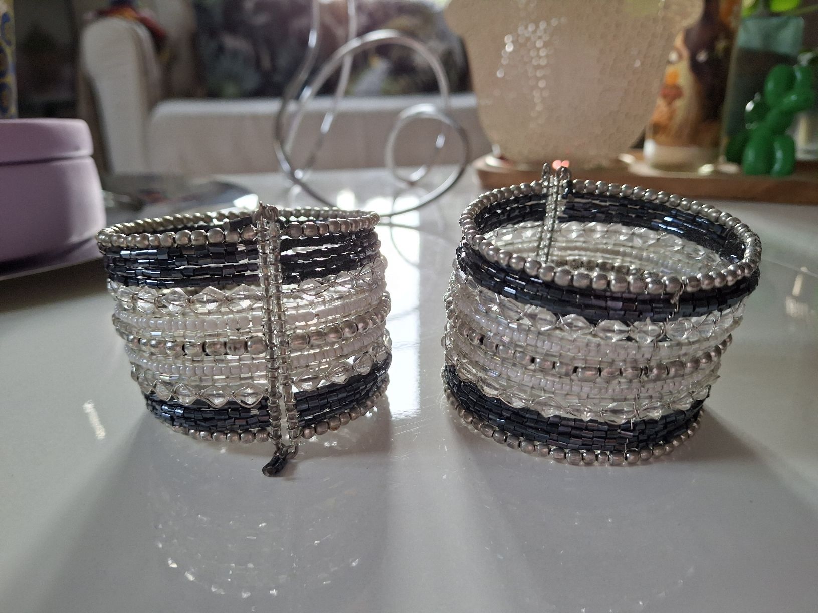Armbänder & -reifen: Deux manchettes en perles  – Gebraucht aus Lausanne von Cognitia 1