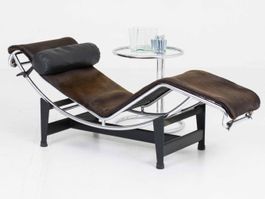 Cassina LC4 Chaise Longue von Le Corbusier mit braunem Fell