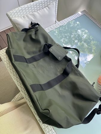 RAINS Reisetasche/Sporttasche in Olivgrün