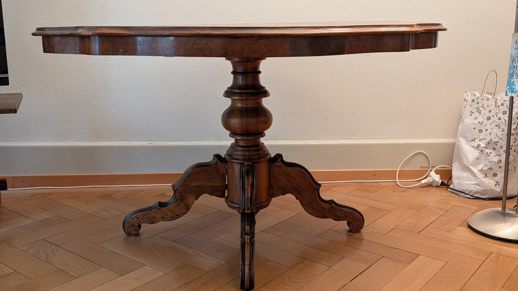 Tische: Antiker Nussbaumtisch. Louis Philippe – Gebraucht aus Bern von lauterhaas 1