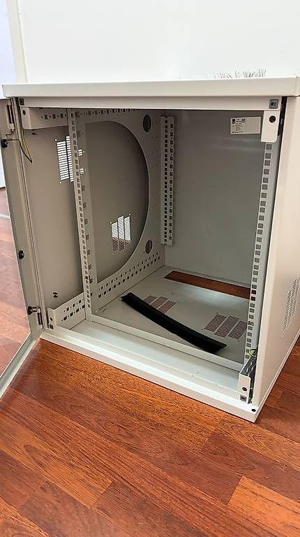 Racks & Ständer: Serverrack 19zoll – Gebraucht aus Tenero von Lucianoambrogi 1