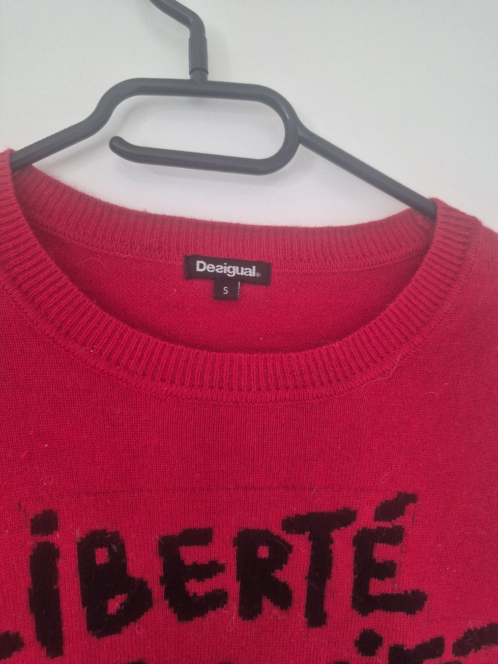 Pulls & Sweat-shirts: Pull Desigual rouge – Neuf (Voir description) à Corgémont par kri_7bvw 1