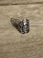 Leichter Fingerring in Rosenform