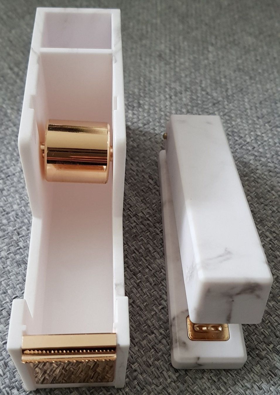 Tutti gli attrezzi: Heftklammergerät + Klebebandabroller Marmor-Rosegold-Optik – Nuovo e nell'imballaggio originale da Jona venduto da VivianPatrick 1