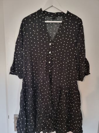 Schwarzes Sommerkleid mit weissen Punkten Grösse M