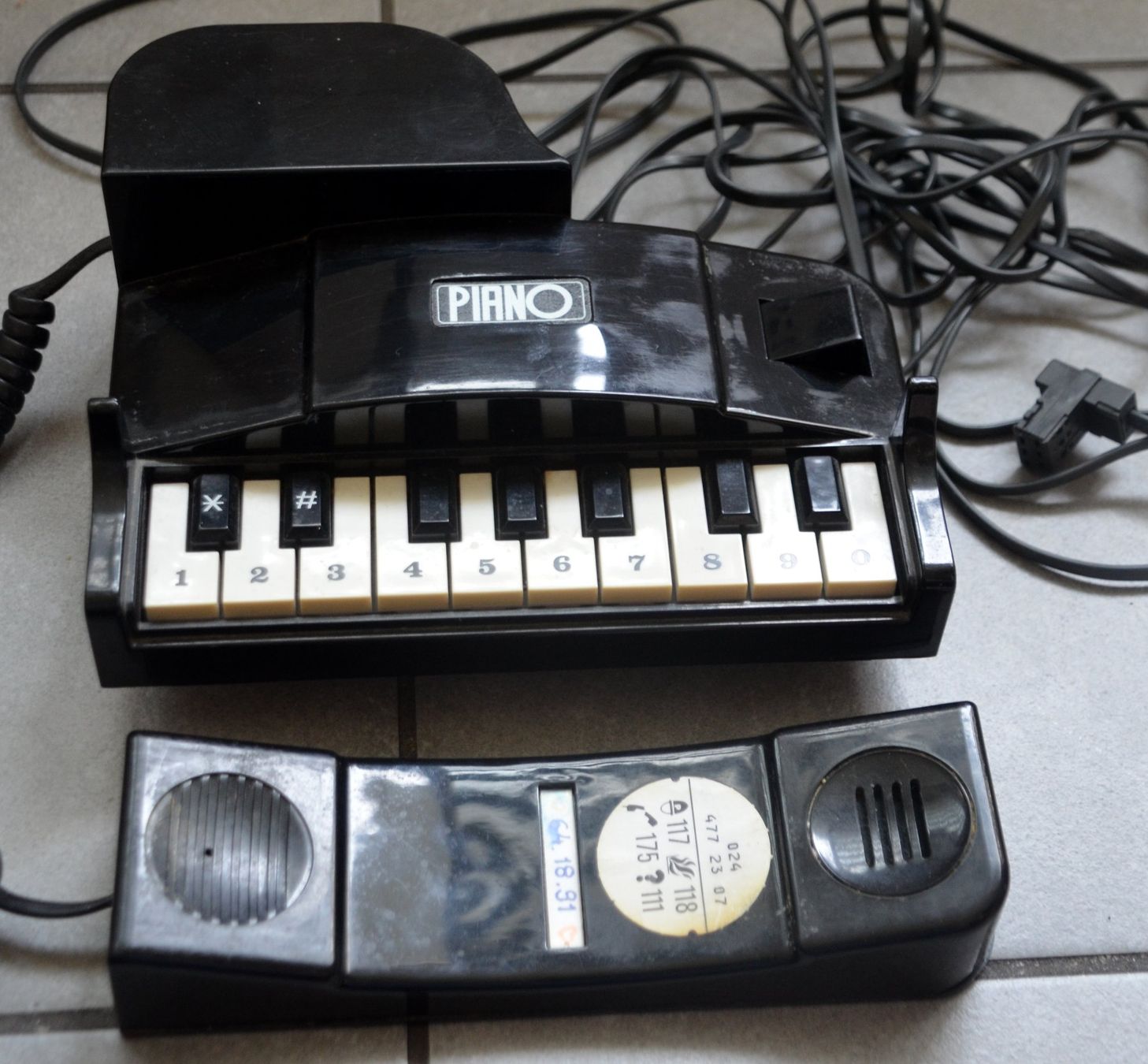 Telefone: Telefon / Téléphone Piano – Gebraucht aus Collonges von arashee 2