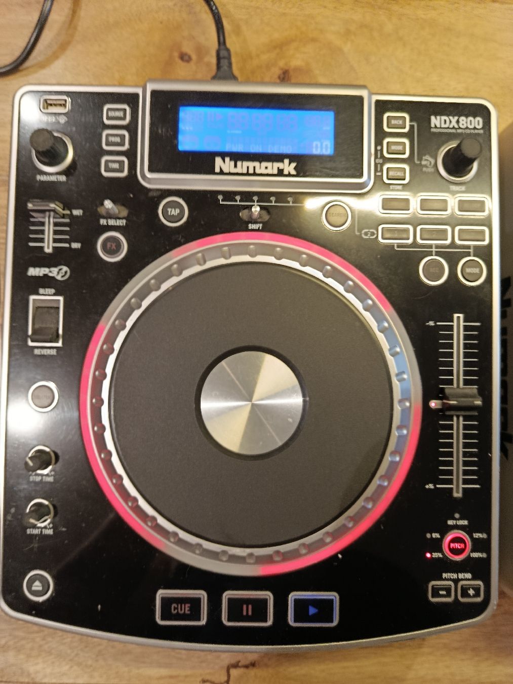 Numark Console di mixaggio: 2 Numark NDX800 DJ CD-Player  – Usato da Wattwil venduto da sunicheyenne 1