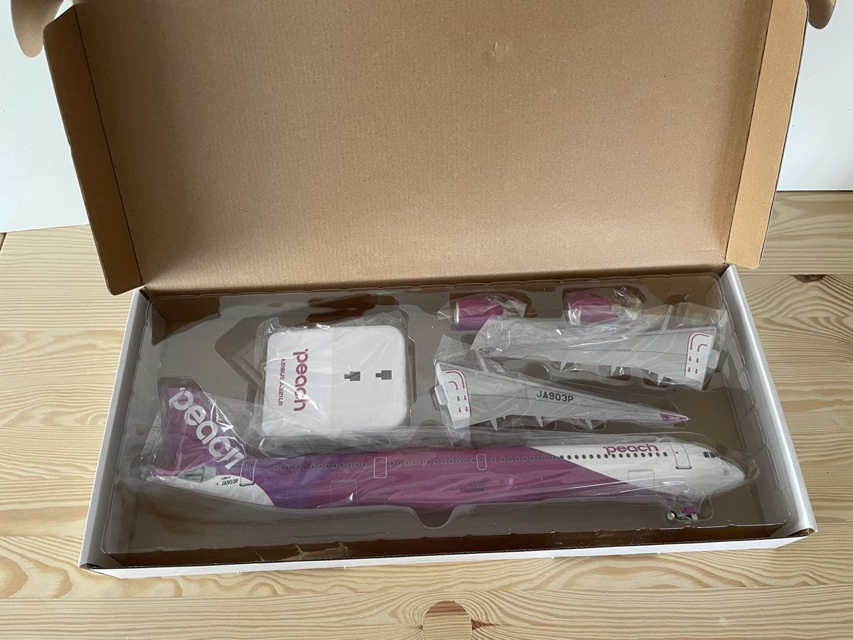 Airbus Kit di modellismo & Modellini statici: Peach A321 Neo LR 1:100 – Nuovo e nell'imballaggio originale da Hinwil venduto da Yamracer 7