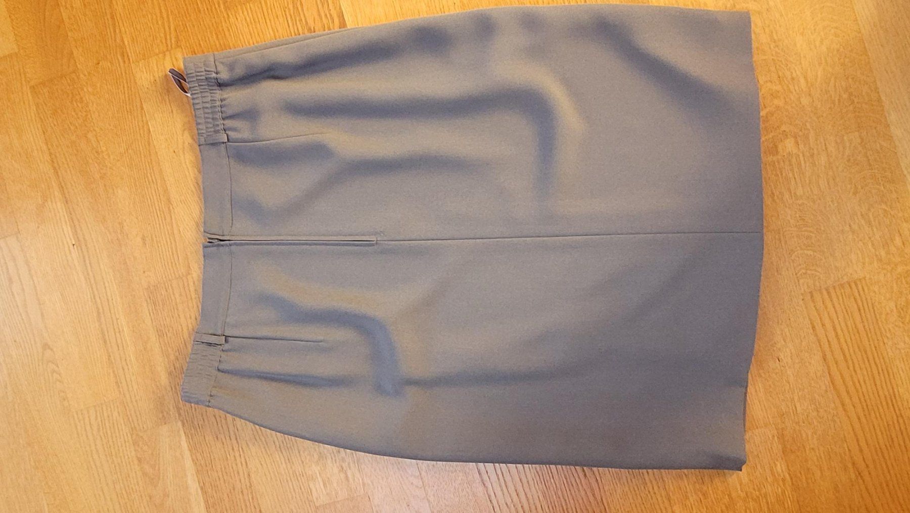 Gerry Weber Gonne: Jupe in grau, Grösse 44 von Gerry Weber – Nuovo (secondo la descrizione) da Neschwil venduto da flower_69 1