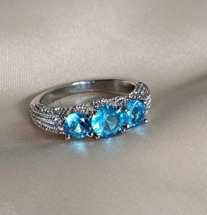 Anelli: Eleganter Ring mit blauem Topas, 925 versilbert, Gr. 9 – Nuovo (secondo la descrizione) da Grenchen venduto da maretop 1