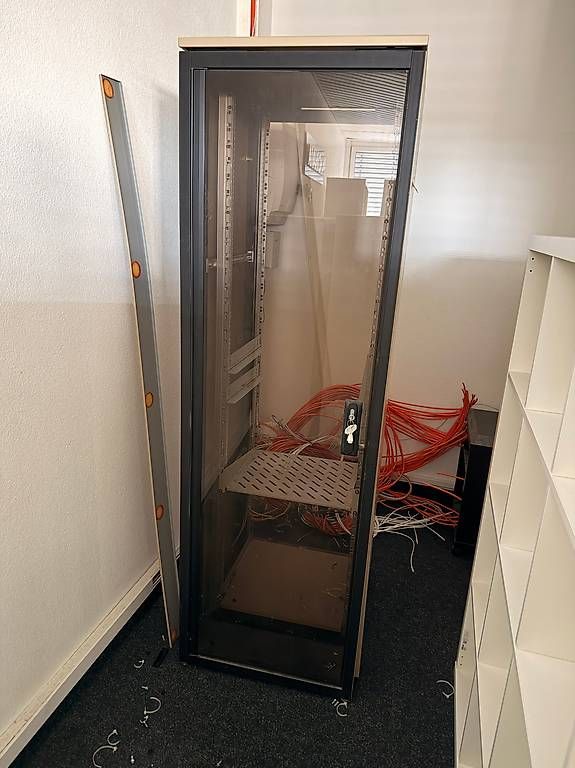 Racks & Cavalletti: Serverrack / Netzwerkschrank – Usato da Dietlikon venduto da off_w878