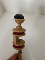 Antikes Näh-Utensil mit Nadelkissen, Holz mit roter Zier!