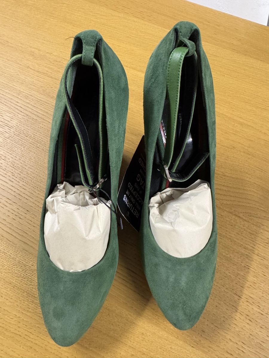 Celine Scarpe da donna: Celine green suede leather wedges, size 39 – Usato da Zürich venduto da EShopping81