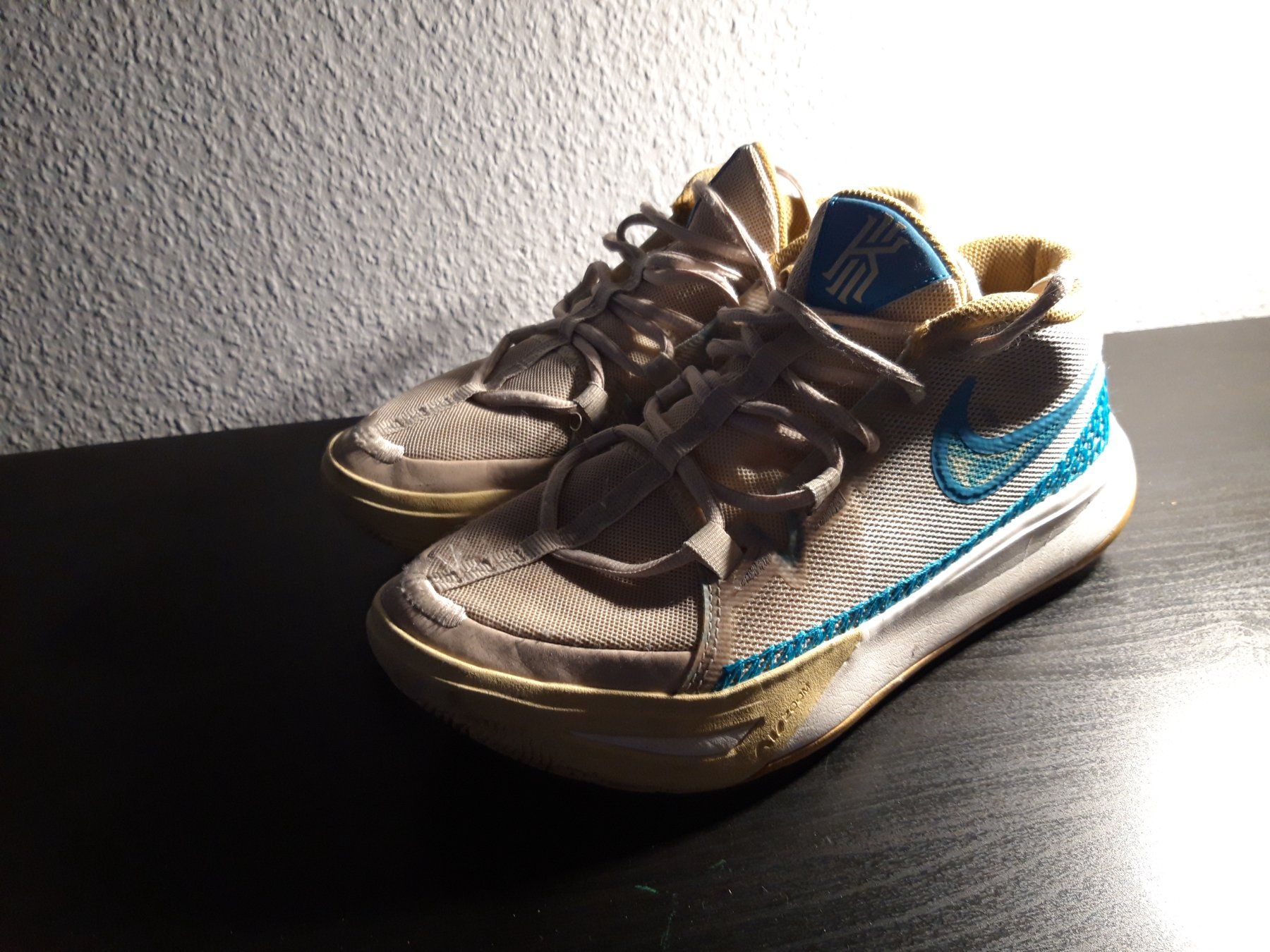 Nike Scarpe da uomo: Nike Kyrie Flytrap 6 pour hommes, beige/bleu, taille 39 – Usato da Bouveret venduto da Nolan_Schori