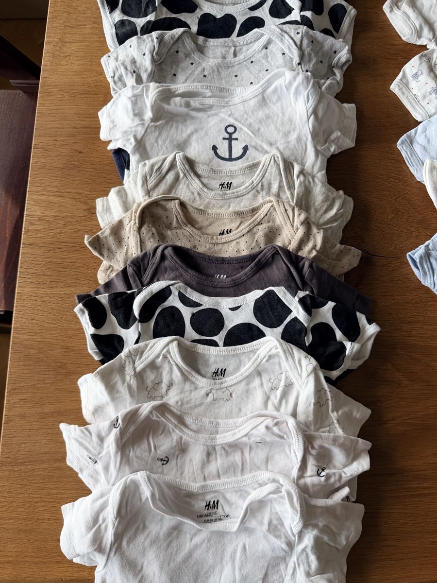 Lotti & Set di vestiti: Kleiderpaket Bodies 12M – Usato da Männedorf venduto da ana_nln9 2