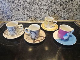 4 Tassen mit Untertassen, verschiedene Designs.