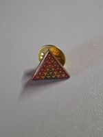 Anstecknadel Dreieck geometrisches Muster rot grün