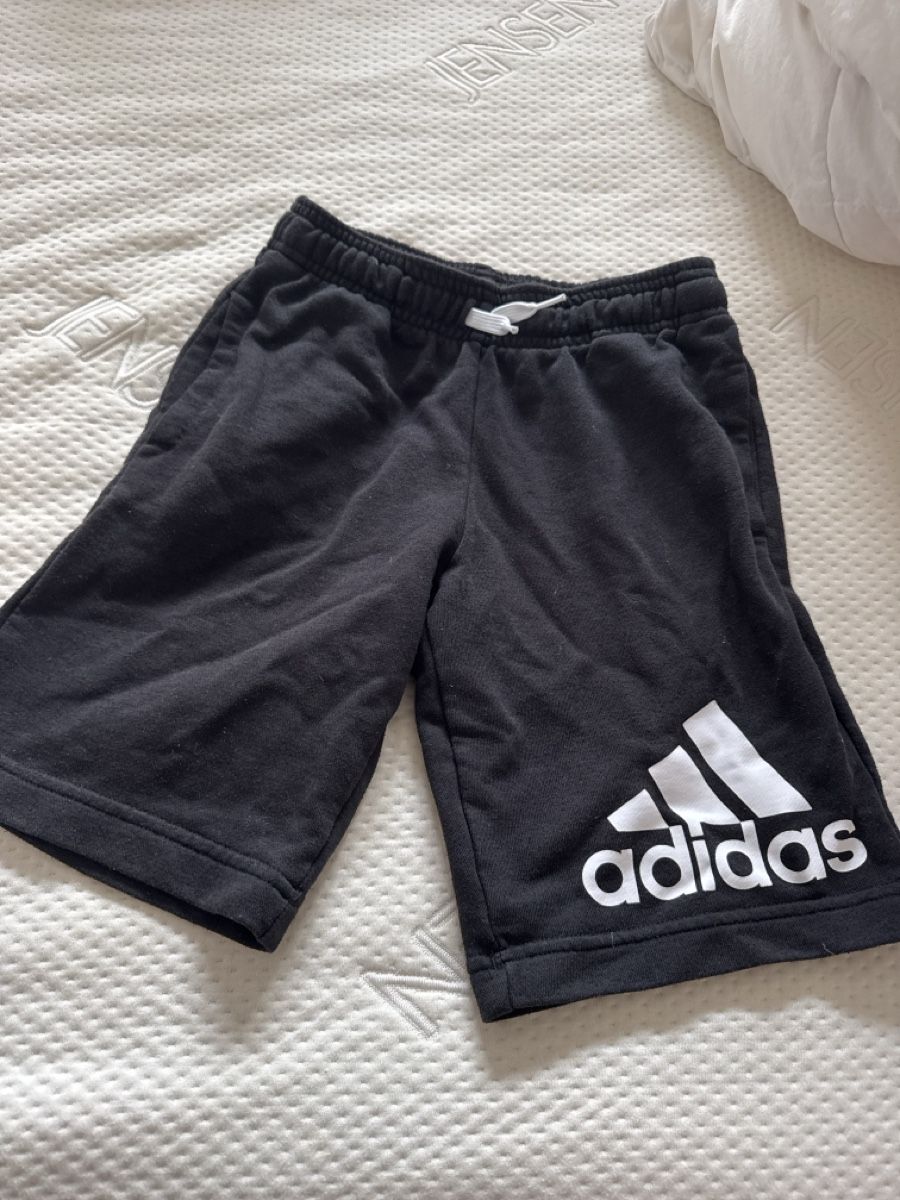 Adidas Hosen: Adidas Short 140 – Gebraucht aus Hägendorf von laumatt