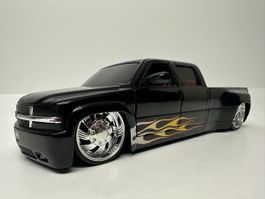 Chevrolet Silverado Dooley PickUp 1:24, schwarz, JADA TOYS
