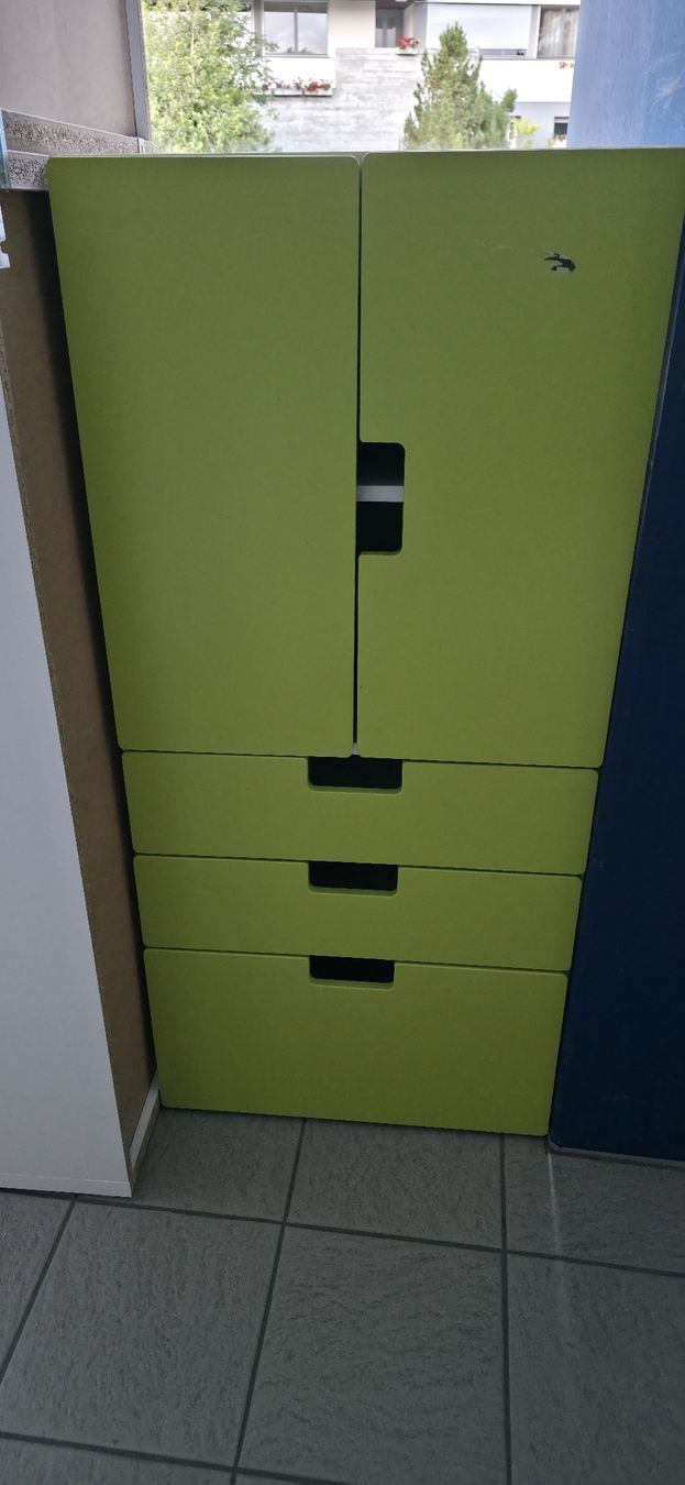 Armadi: Grüner Kinder Schrank mit Schubladen – Usato da Uster venduto da fuchur01