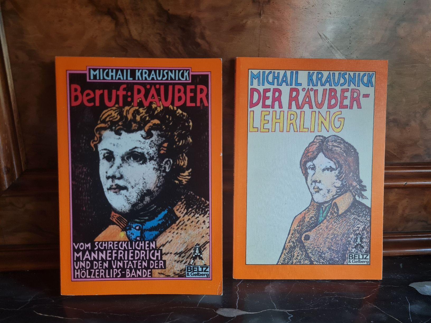 Libri: 2 Bücher ab 12 Jahren Räubergeschichten – Usato da Bäretswil venduto da Rio.
