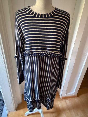 Hübsches Kleid von Mads Noorgard