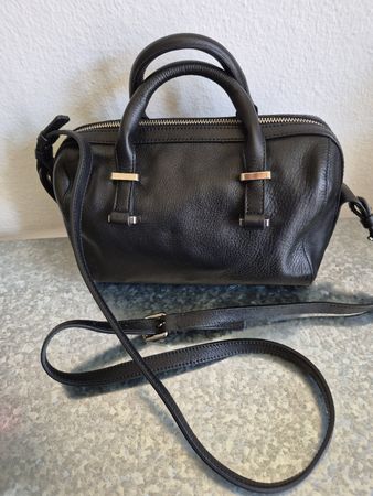Schwarze Ledertasche von Massimo Dutti.