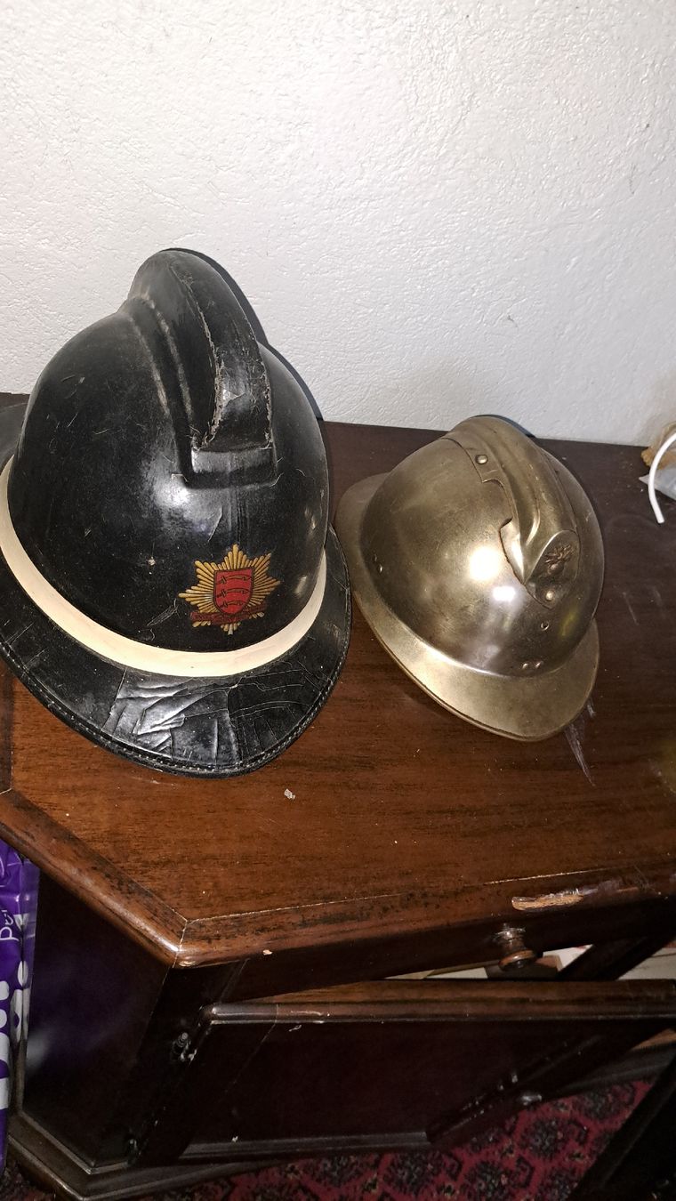 Pompieri: 2 Feuerwehr Helme Vintage  – Usato da Kölliken venduto da Upcycling-by-Mc-TAM 1