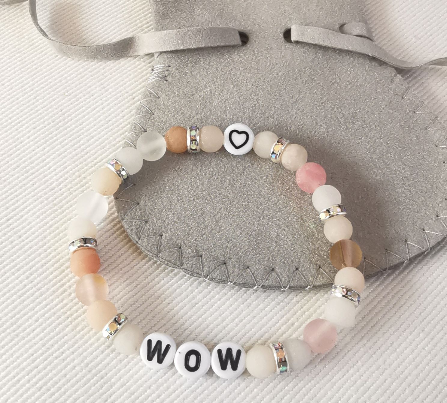 Bracciali & Braccialetti: Armband Natursteine 'Mom' oder 'Wow' – Nuovo (secondo la descrizione) da Obergerlafingen venduto da Sigus 1