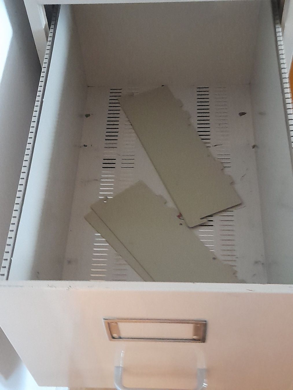 Lista Armadi: Lista Hängeregister Schrank Metall – Usato da Aeschi b.Spiez venduto da 52_wochen 6