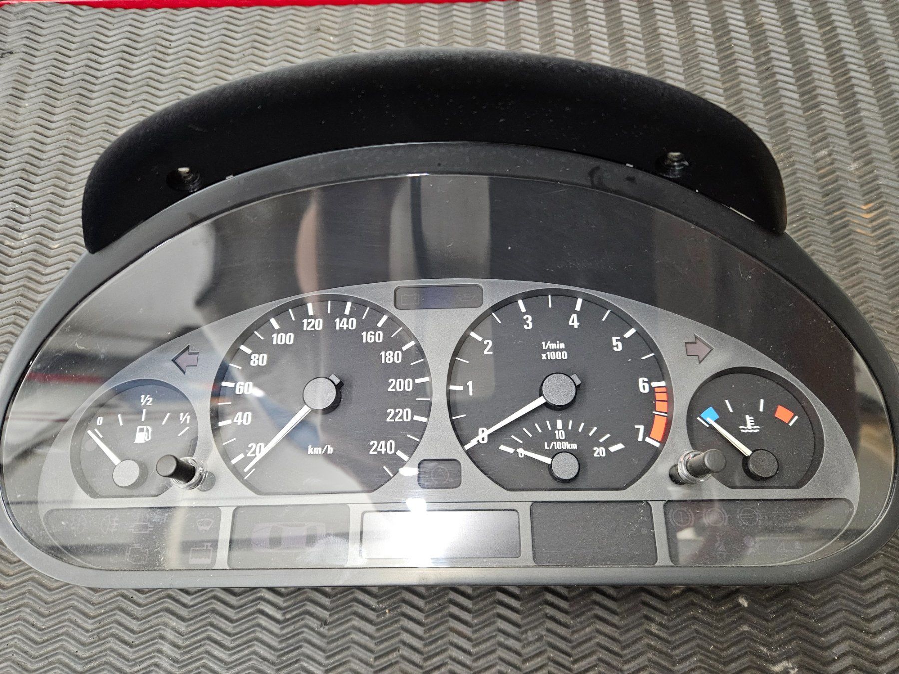 BMW Tutti pezzi di ricambio auto: BMW E46 Tachometer – Usato da Winterthur venduto da ThomasVtec 3